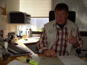 Lars Kaj ved sit skrivebord